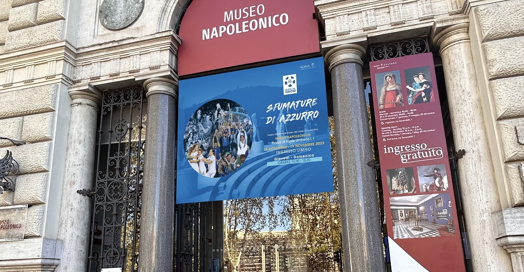 La facciata del Museo Napoleonico con lo stendardo di Sfumature d’Azzurro La facciata del Museo Napoleonico con lo stendardo di Sfumature d’Azzurro