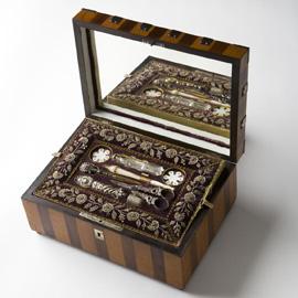 Cofanetto porta lavoro musicale “Souvenir”. Ricopertura interna in velluto e argento. Strumenti in madreperla e argento Francia, 1850 - St 612